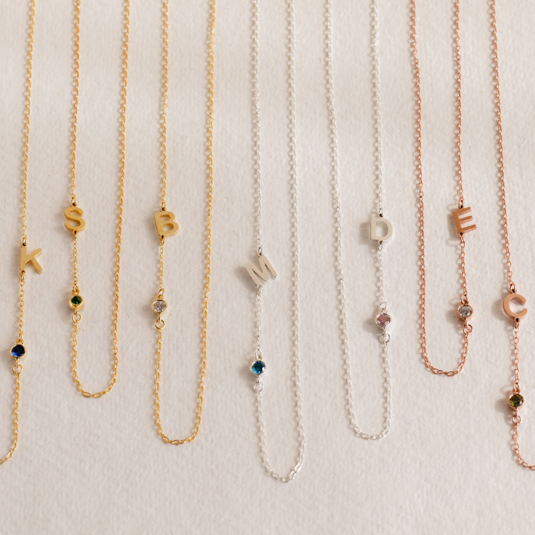 Dames Gepersonaliseerde Sideways Initiaal Geboortesteen Ketting