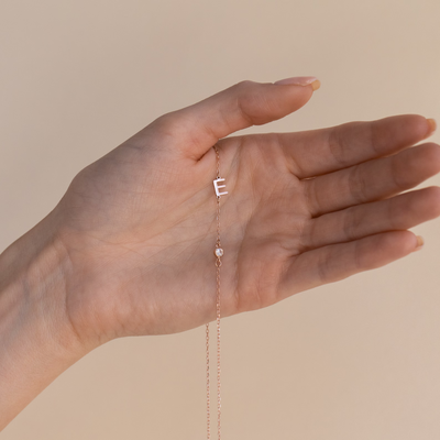 Dames Gepersonaliseerde Sideways Initiaal Geboortesteen Ketting